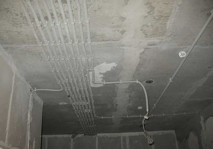 Способы крепления проводов и кабелей: к стене, потолку, столбу, трубе, кабелю