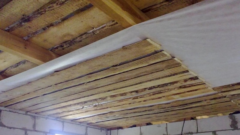 Как сделать черновой потолок с деревянными балками