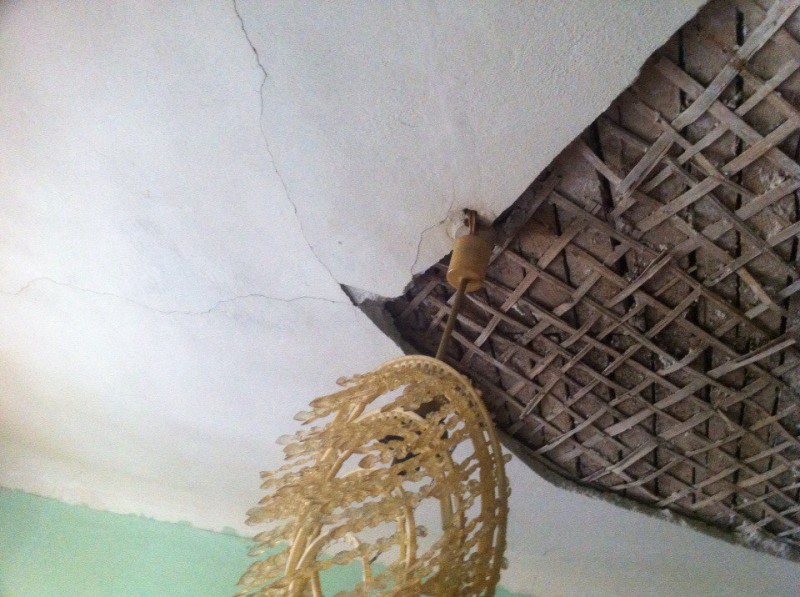 Пошиваем черновой потолок по деревянным балкам в частном доме