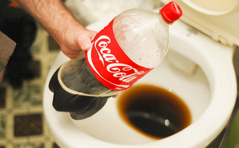 Как очистить ванную с помощью кока-колы